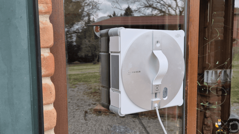 Der ECOVACS WINBOT W3 OMNI reinigt im Test die Fenster.
